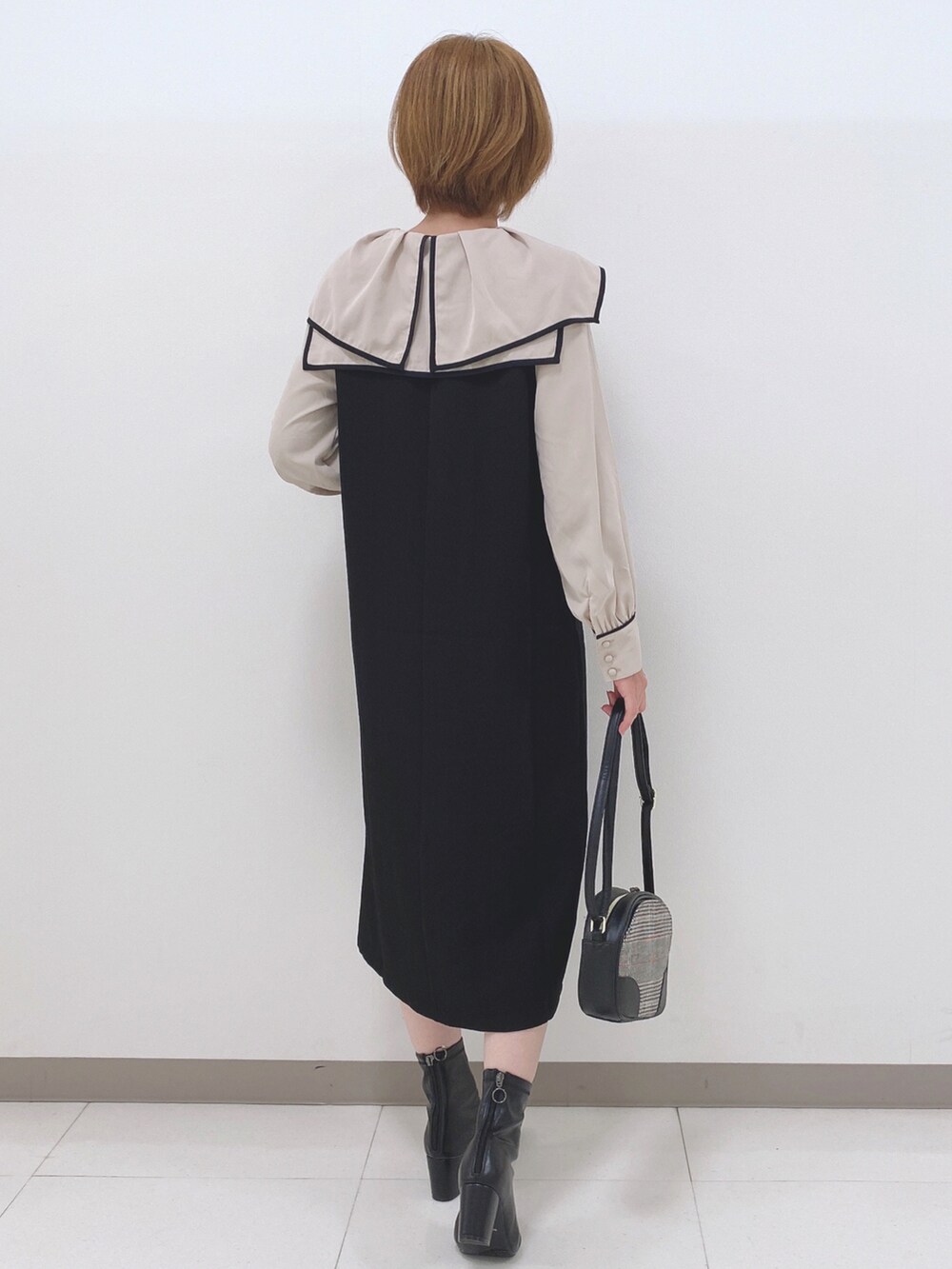 ベージュ系のシャツ/ブラウス、ブラック系のスカート、ブラック系のショルダーバッグを着用したレディースの夏コーディネートの3枚目の写真
