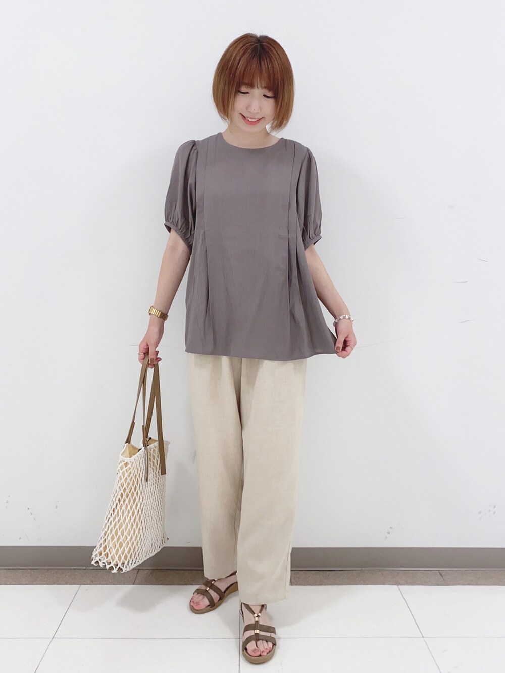 ブラウン系のシャツ/ブラウス、ホワイト系のその他パンツ、ホワイト系のトートバッグを着用したレディースの夏コーディネートの5枚目の写真