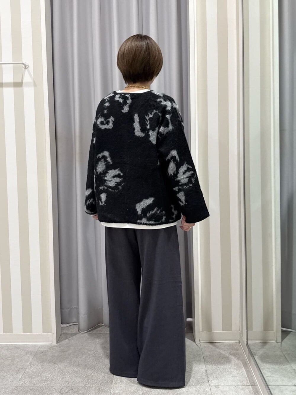 ブラック系のカーディガン/ボレロ、ホワイト系のTシャツ/カットソー、グレー系のその他パンツを着用したレディースの秋コーディネートの3枚目の写真