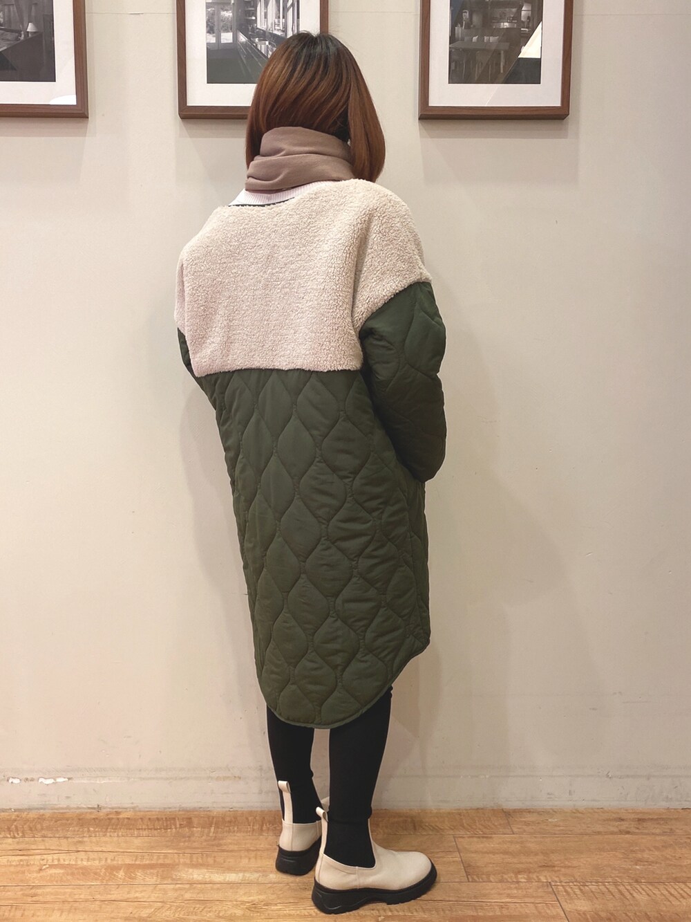 グリーン系のその他アウター、ブラック系のその他パンツ、ベージュ系のブーツを着用したレディースの冬コーディネートの4枚目の写真