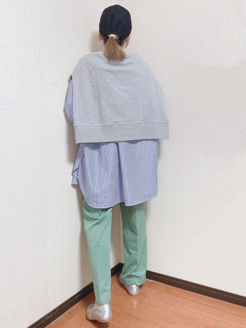 ホワイト系のTシャツ/カットソー、ブルー系のワンピース、グレー系のスウェットを着用したレディースの春コーディネートの2枚目の写真