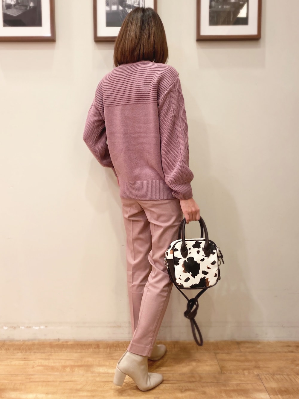 ピンク系のその他パンツ、ピンク系のニット/セーター、ブラウン系のショルダーバッグを着用したレディースの冬コーディネートの2枚目の写真