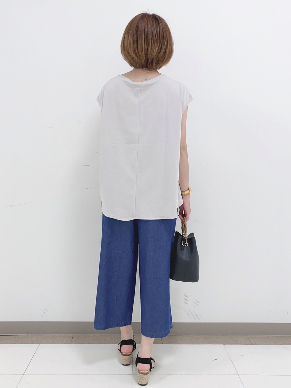 グレー系のTシャツ/カットソー、ブルー系のその他パンツ、ブラック系のサンダルを着用したレディースの夏コーディネートの3枚目の写真