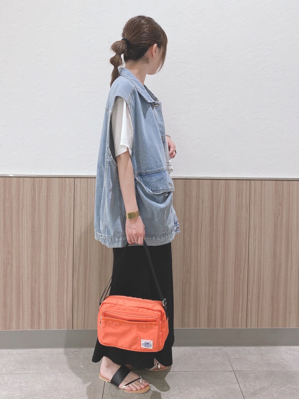 ホワイト系のTシャツ/カットソー、ブラック系のスカート、ブラック系のサンダルを着用したレディースの夏コーディネートの2枚目の写真
