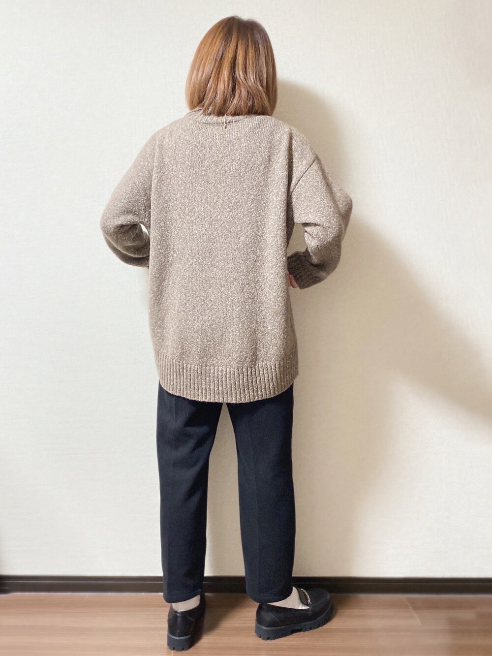 ブラウン系のニット/セーター、ブラック系のその他パンツ、ブラック系のドレスシューズを着用したレディースの冬コーディネートの2枚目の写真