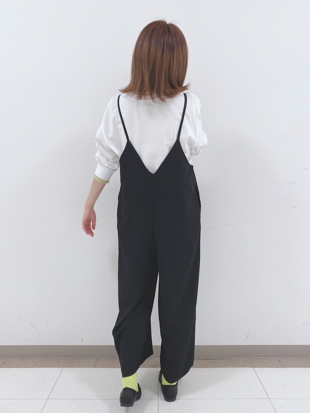 ホワイト系のTシャツ/カットソー、イエロー系のTシャツ/カットソー、ブラック系のサロペット/オーバーオールを着用したレディースの春コーディネートの3枚目の写真
