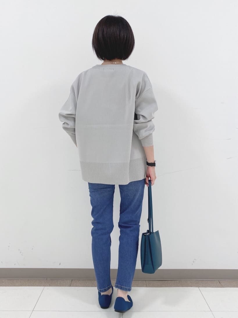 ブルー系のパンプスを着用したレディースの秋コーディネートの3枚目の写真