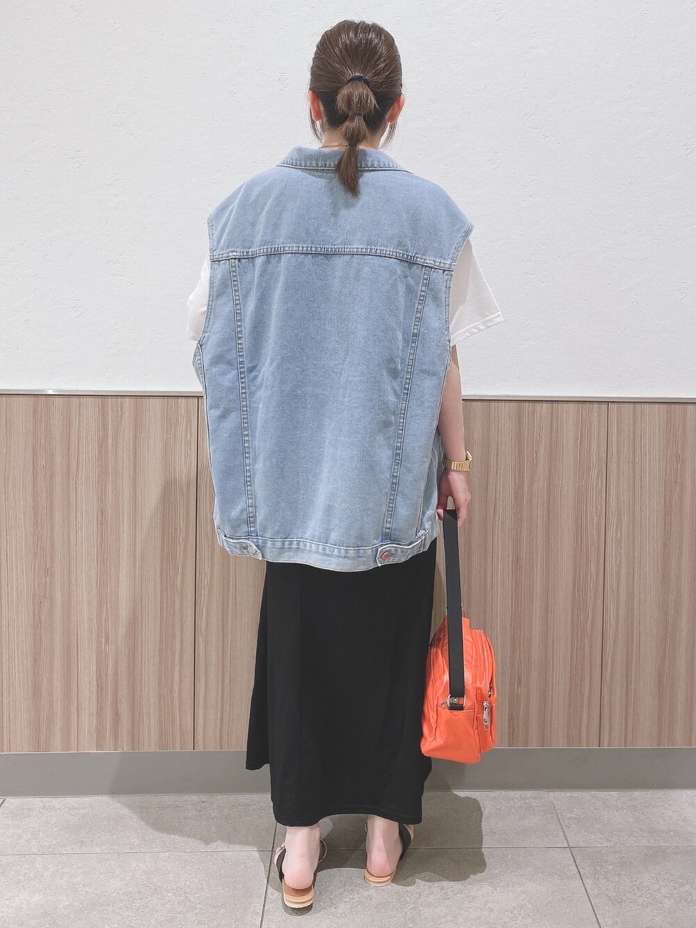 ホワイト系のTシャツ/カットソー、ブラック系のスカート、ブラック系のサンダルを着用したレディースの夏コーディネートの3枚目の写真