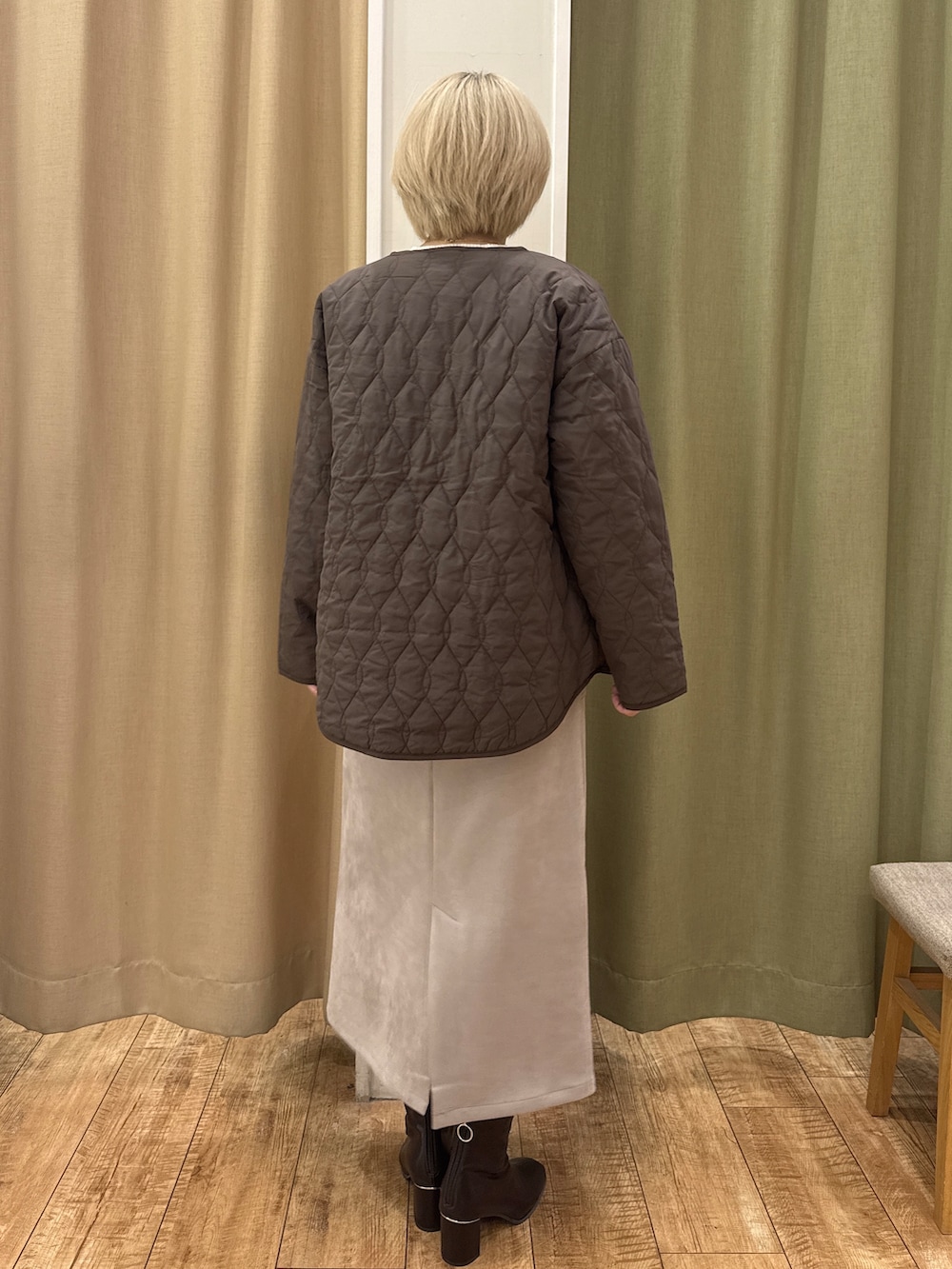 ブラウン系のノーカラージャケット、ホワイト系のベスト、シルバー系のニット/セーターを着用したレディースの秋コーディネートの3枚目の写真