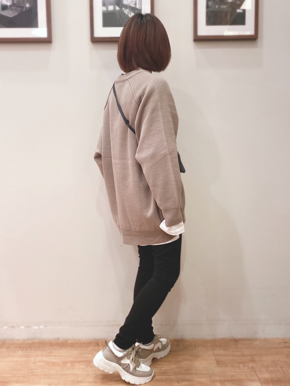 ブラウン系のニット/セーター、ブラック系のその他パンツ、ベージュ系のスニーカーを着用したレディースの秋コーディネートの2枚目の写真