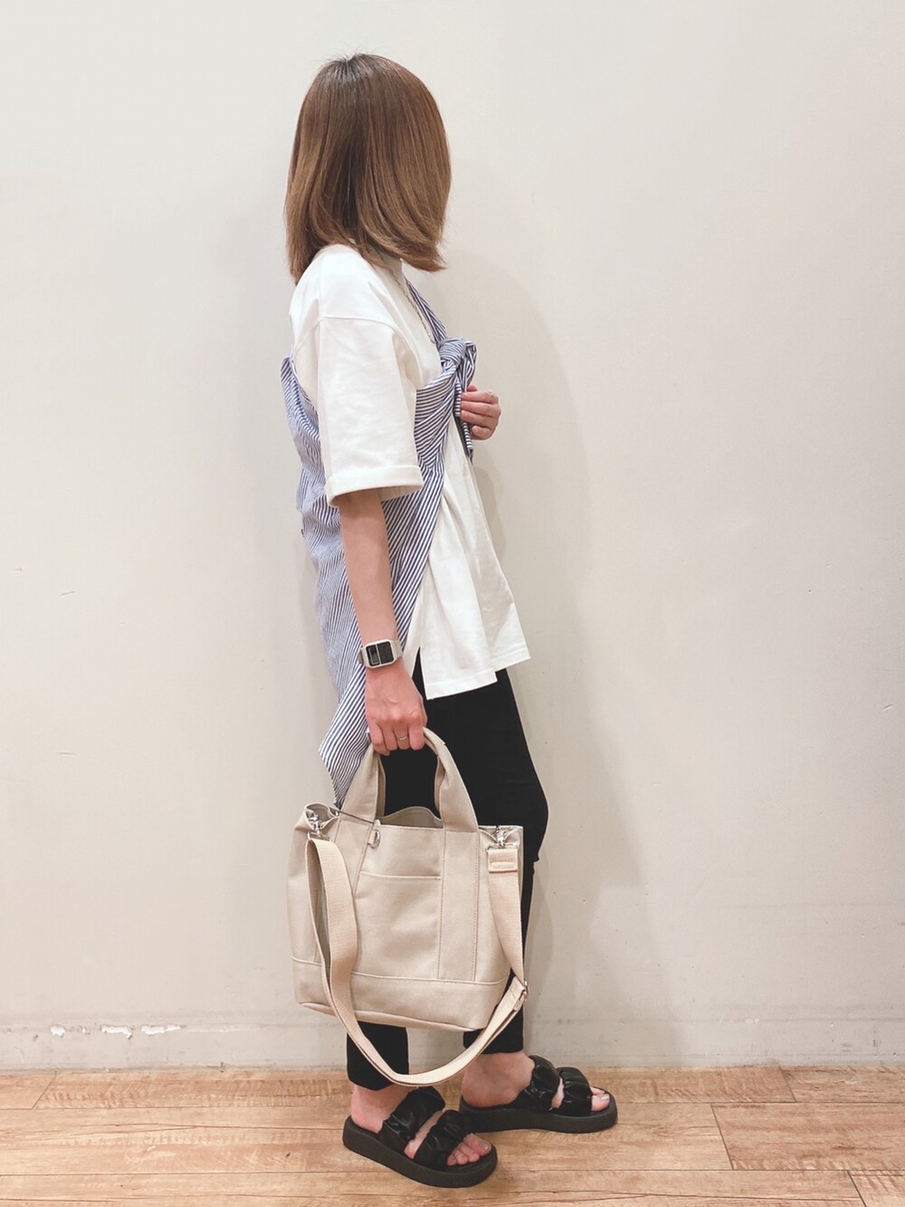 ホワイト系のTシャツ/カットソー、ブルー系のシャツ/ブラウス、ブラック系のその他パンツを着用したレディースの春コーディネートの2枚目の写真