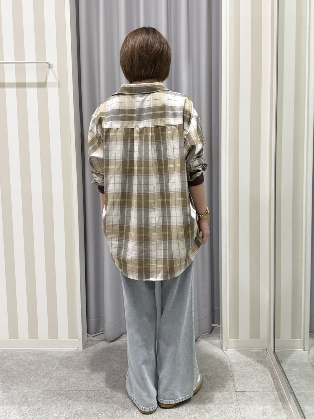 ベージュ系のシャツ/ブラウスを着用したレディースの秋コーディネートの3枚目の写真