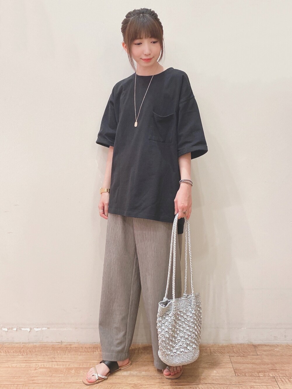 ブラック系のTシャツ/カットソー、ベージュ系のその他パンツ、ブラック系のサンダルを着用したレディースの夏コーディネートの4枚目の写真