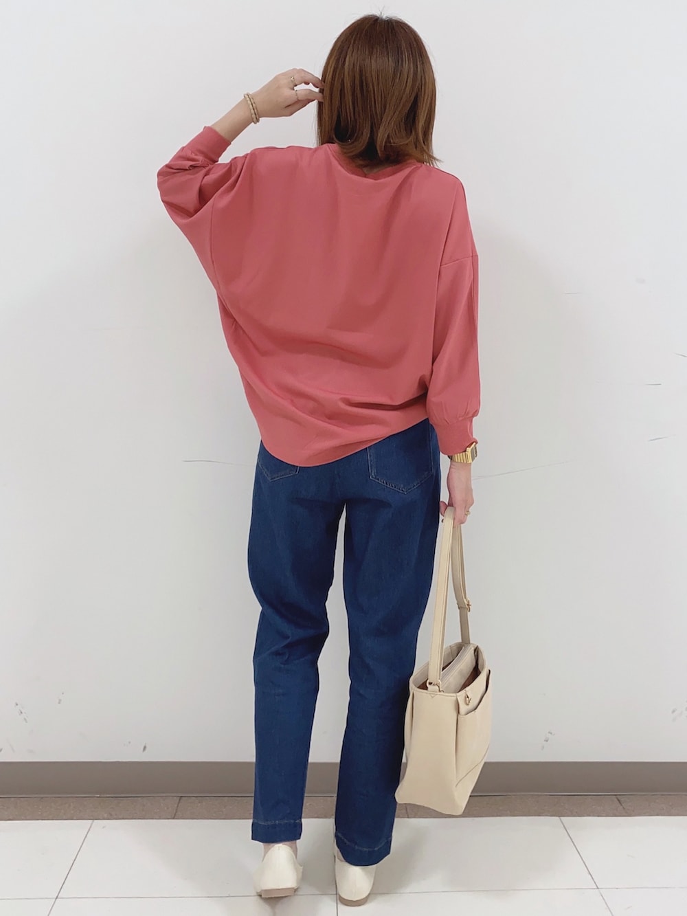 ピンク系のシャツ/ブラウス、ブルー系のその他パンツ、ホワイト系のパンプスを着用したレディースの春コーディネートの3枚目の写真