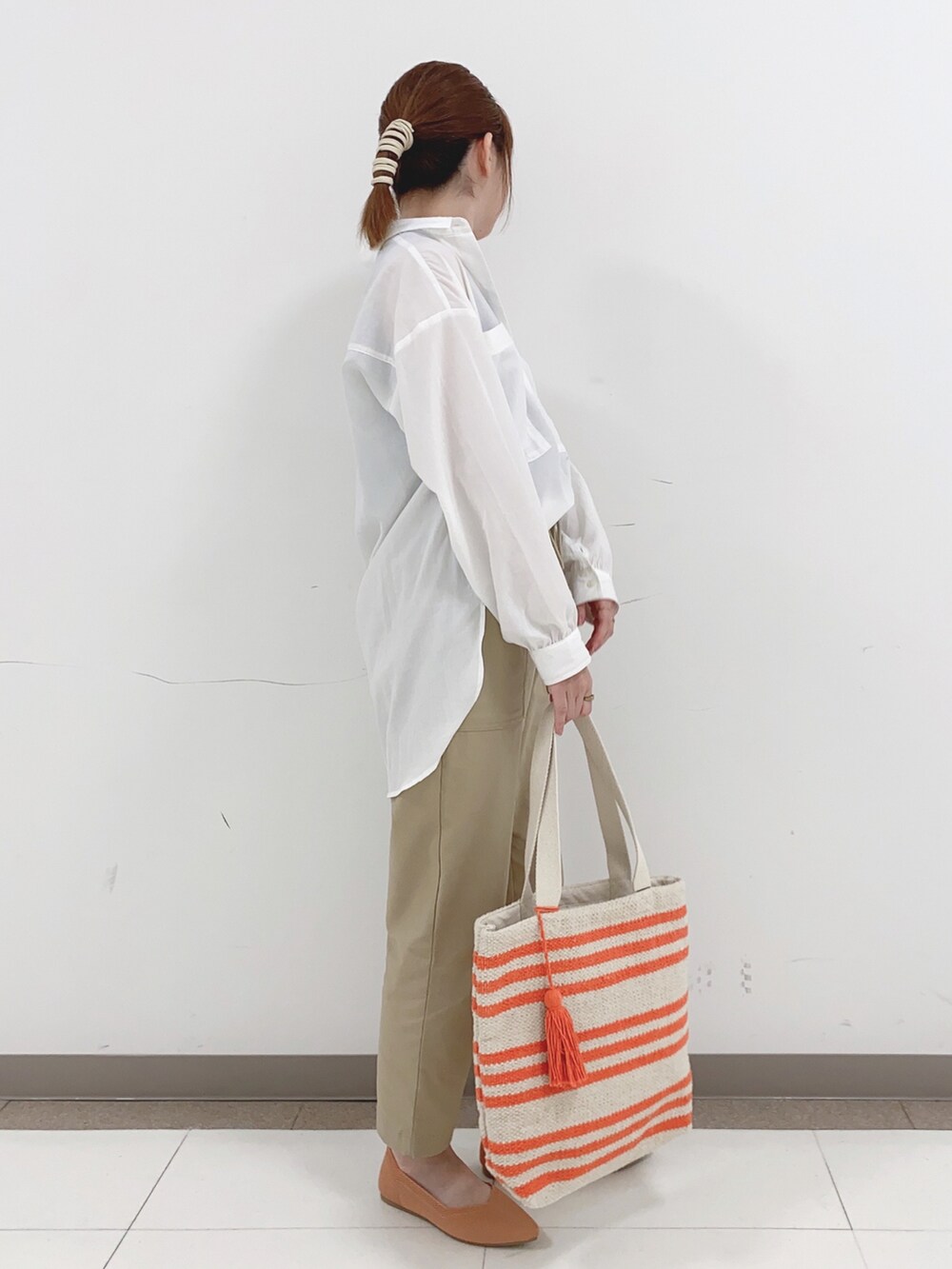 ホワイト系のシャツ/ブラウス、ブラック系のタンクトップ、ベージュ系のその他パンツを着用したレディースの春コーディネートの2枚目の写真