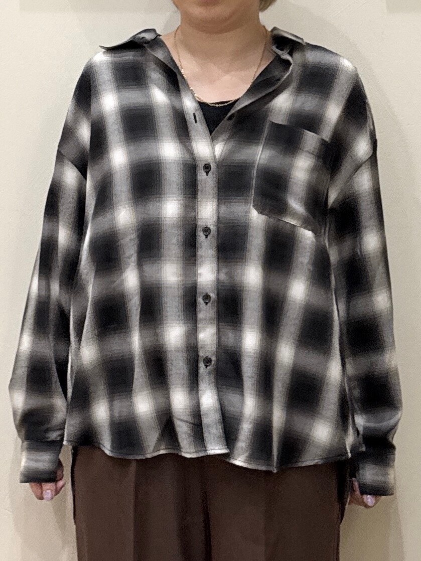 グレー系のシャツ/ブラウス、ブラック系のTシャツ/カットソー、ブラウン系のその他パンツを着用したレディースの秋コーディネートの7枚目の写真