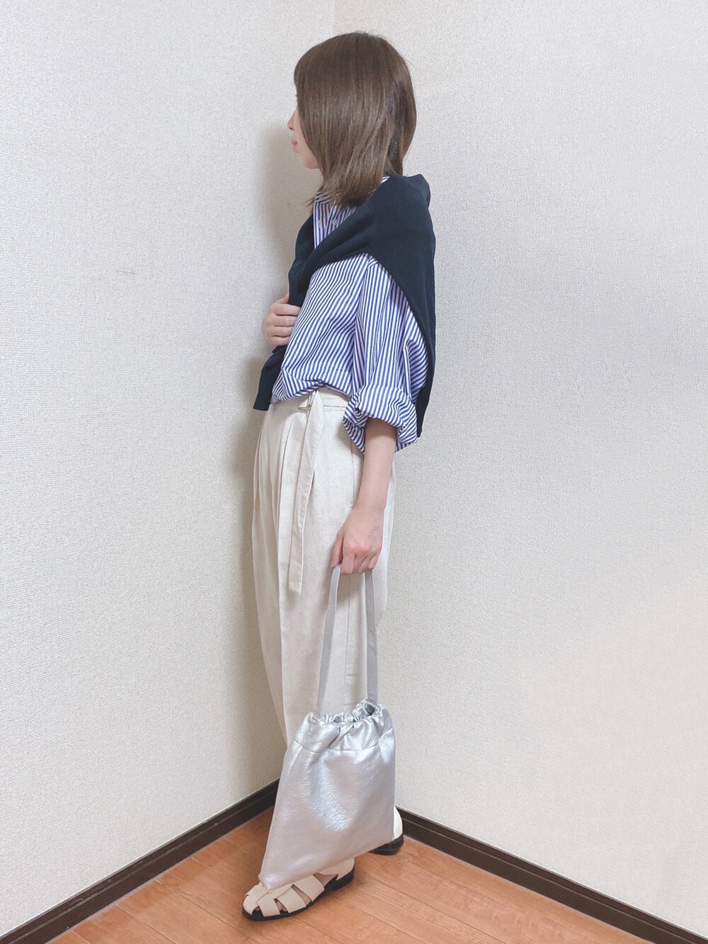 ブルー系のワンピース、ブラック系のカーディガン/ボレロ、ベージュ系のその他パンツを着用したレディースの春コーディネートの2枚目の写真