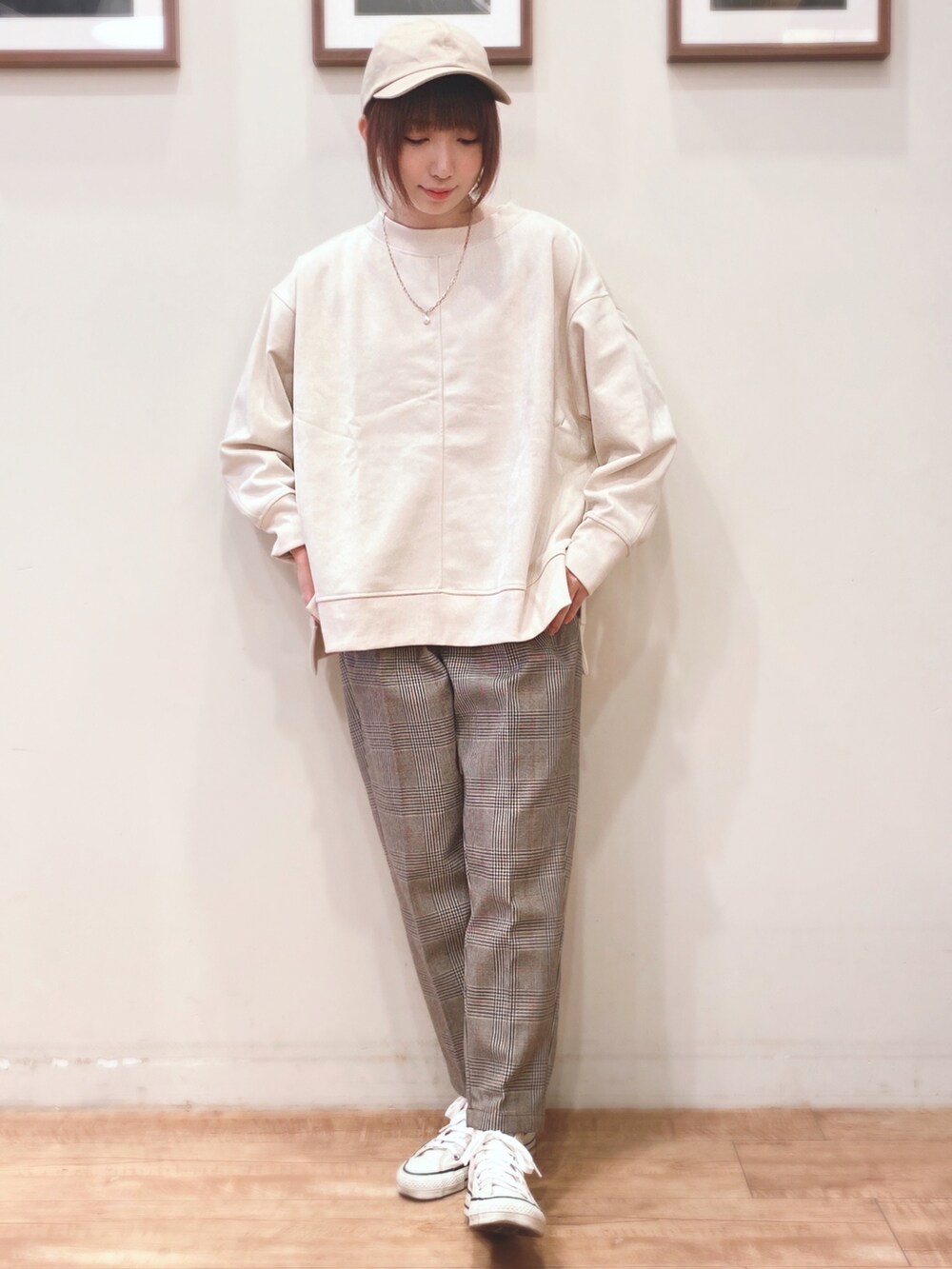 ベージュ系のブルゾン、ベージュ系のTシャツ/カットソー、ベージュ系のバックパック/リュックを着用したレディースの秋コーディネートの3枚目の写真