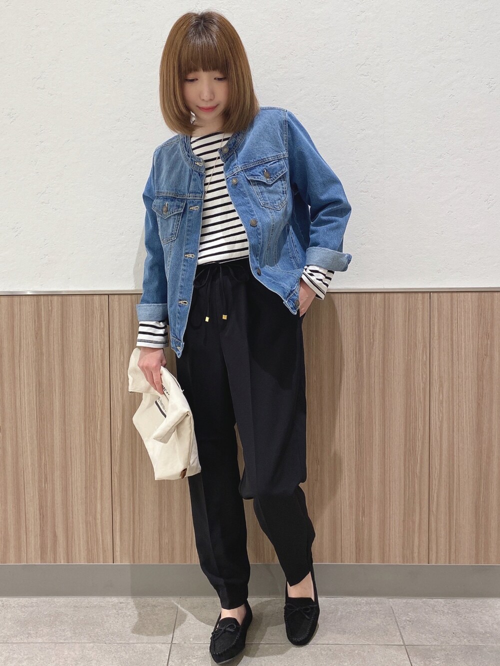 ブラック系のTシャツ/カットソー、ブルー系のデニムジャケット、ブラック系のその他パンツを着用したレディースの春コーディネートの4枚目の写真