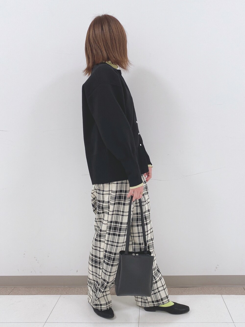 ブラック系のカーディガン/ボレロ、イエロー系のTシャツ/カットソー、ホワイト系のその他パンツを着用したレディースの春コーディネートの2枚目の写真