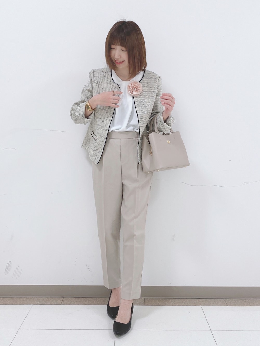 グレー系のノーカラージャケット、ホワイト系のシャツ/ブラウス、ベージュ系のその他パンツを着用したレディースの冬コーディネートの4枚目の写真