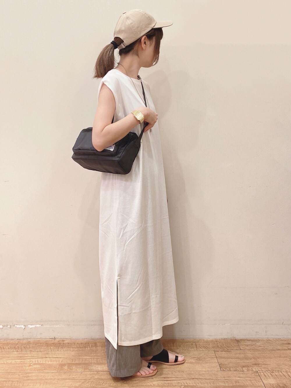 ホワイト系のワンピース、ベージュ系のその他パンツ、ブラック系のサンダルを着用したレディースの夏コーディネートの2枚目の写真