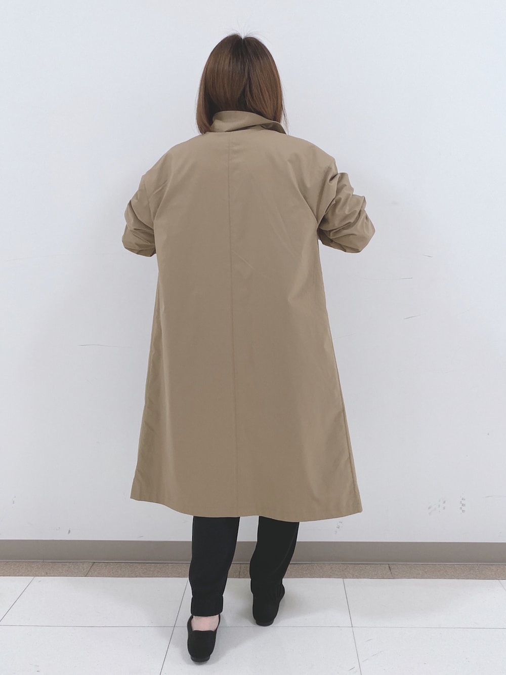 ベージュ系のその他アウター、ブラック系のスウェット、ホワイト系のTシャツ/カットソーを着用したレディースの冬コーディネートの3枚目の写真