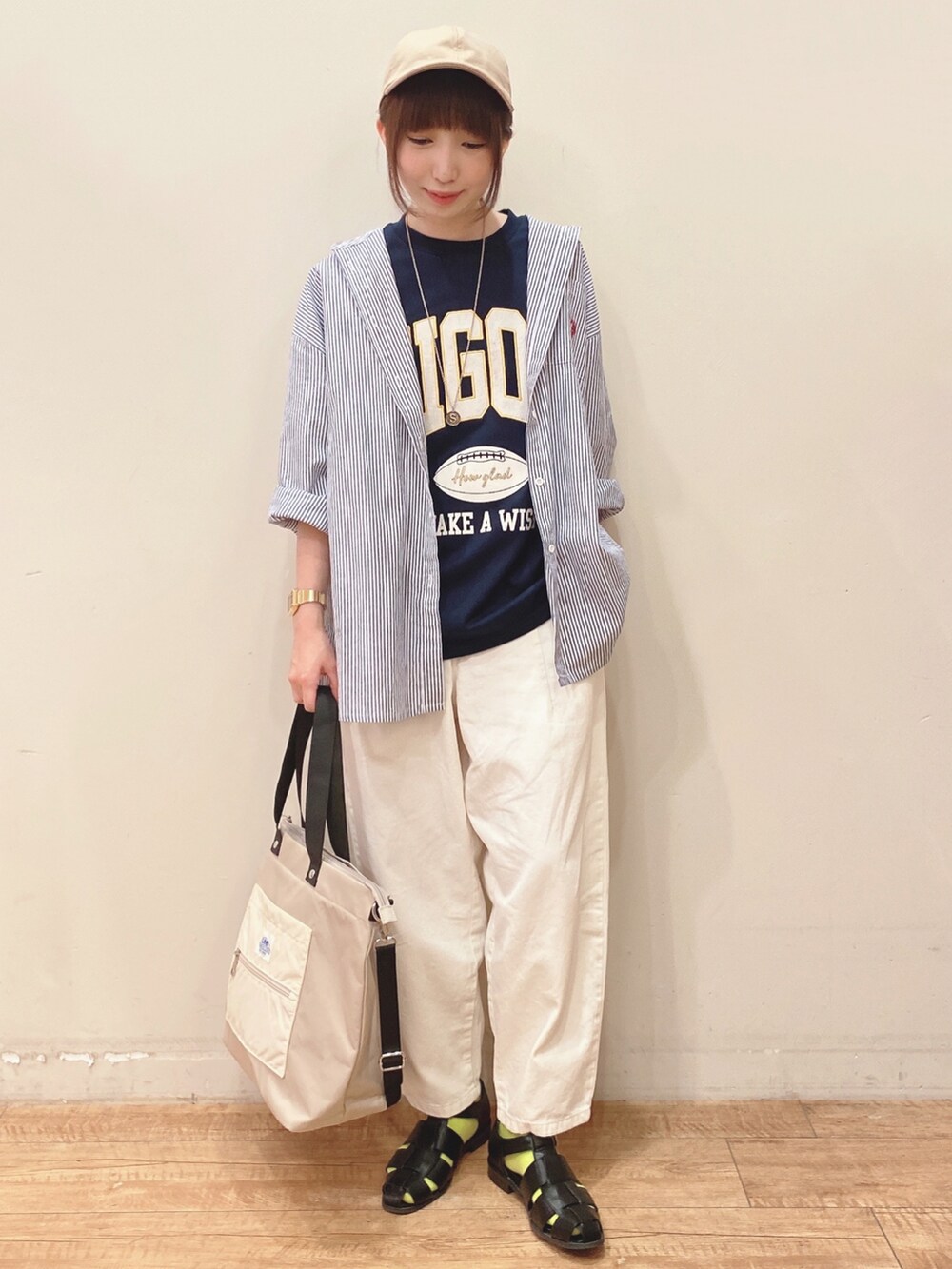 ブルー系のTシャツ/カットソー、グレー系のトートバッグ、ブルー系のシャツ/ブラウスを着用したレディースの春コーディネートの4枚目の写真