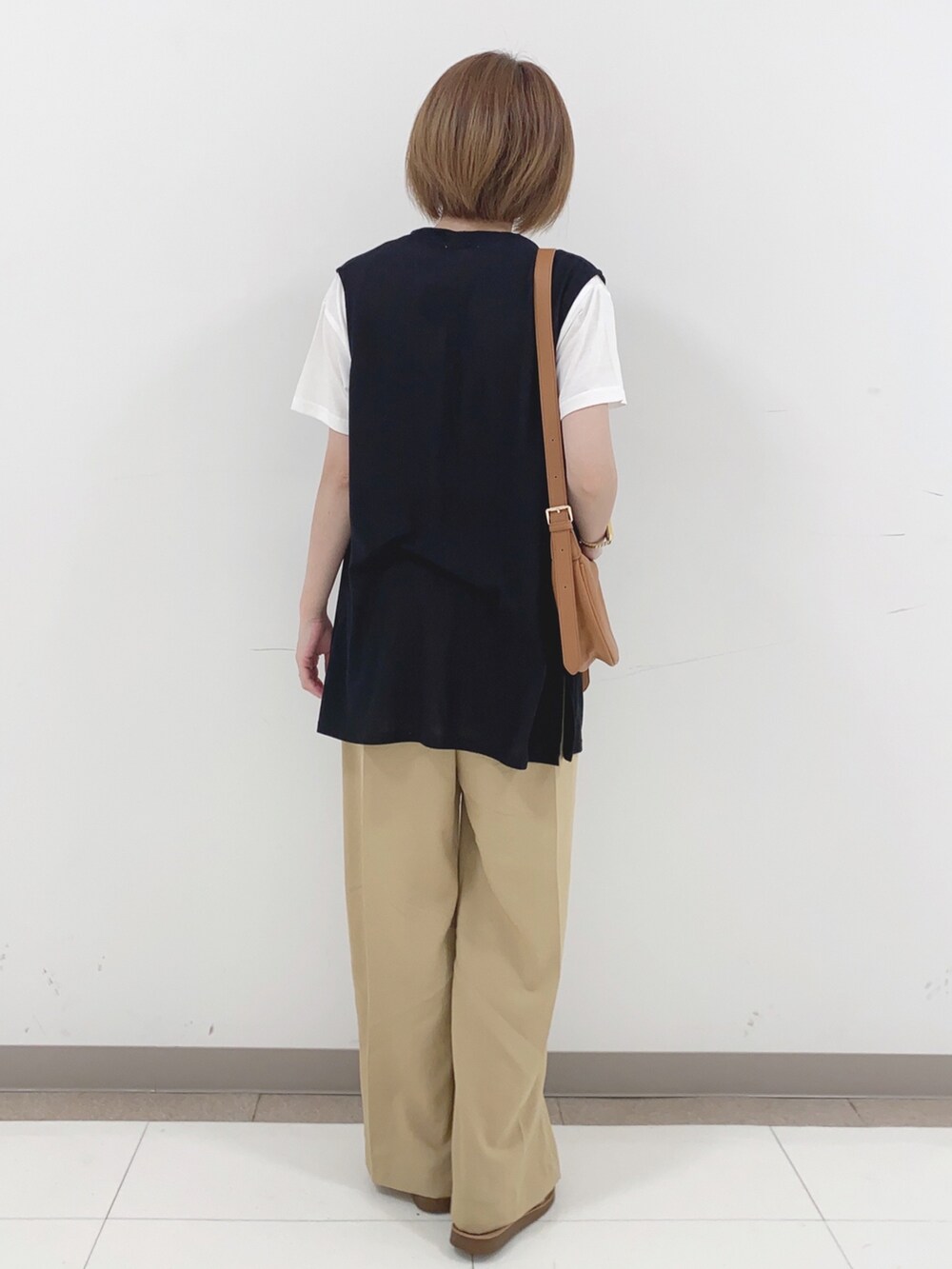 ブラック系のベスト、ベージュ系のその他パンツ、その他のサンダルを着用したレディースの夏コーディネートの3枚目の写真