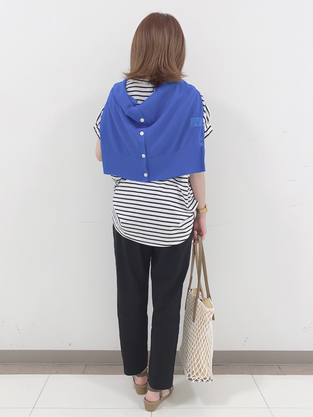 ブラック系のTシャツ/カットソー、ブルー系のカーディガン/ボレロ、ブラック系のその他パンツを着用したレディースの春コーディネートの3枚目の写真