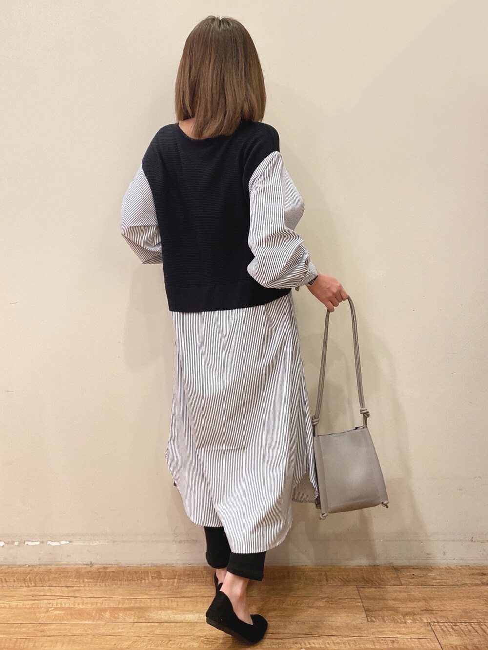 ブラック系のワンピース、ブラック系のパンプス、ブラック系のその他パンツを着用したレディースの春コーディネートの3枚目の写真