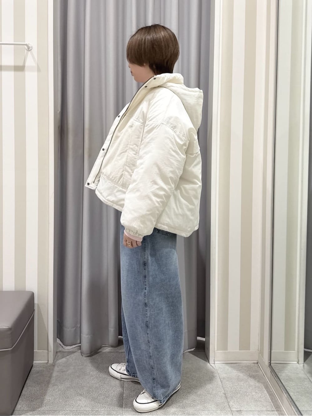 ホワイト系のその他アウター、ピンク系のスウェット、ブルー系のデニムパンツを着用したレディースの秋コーディネートの2枚目の写真