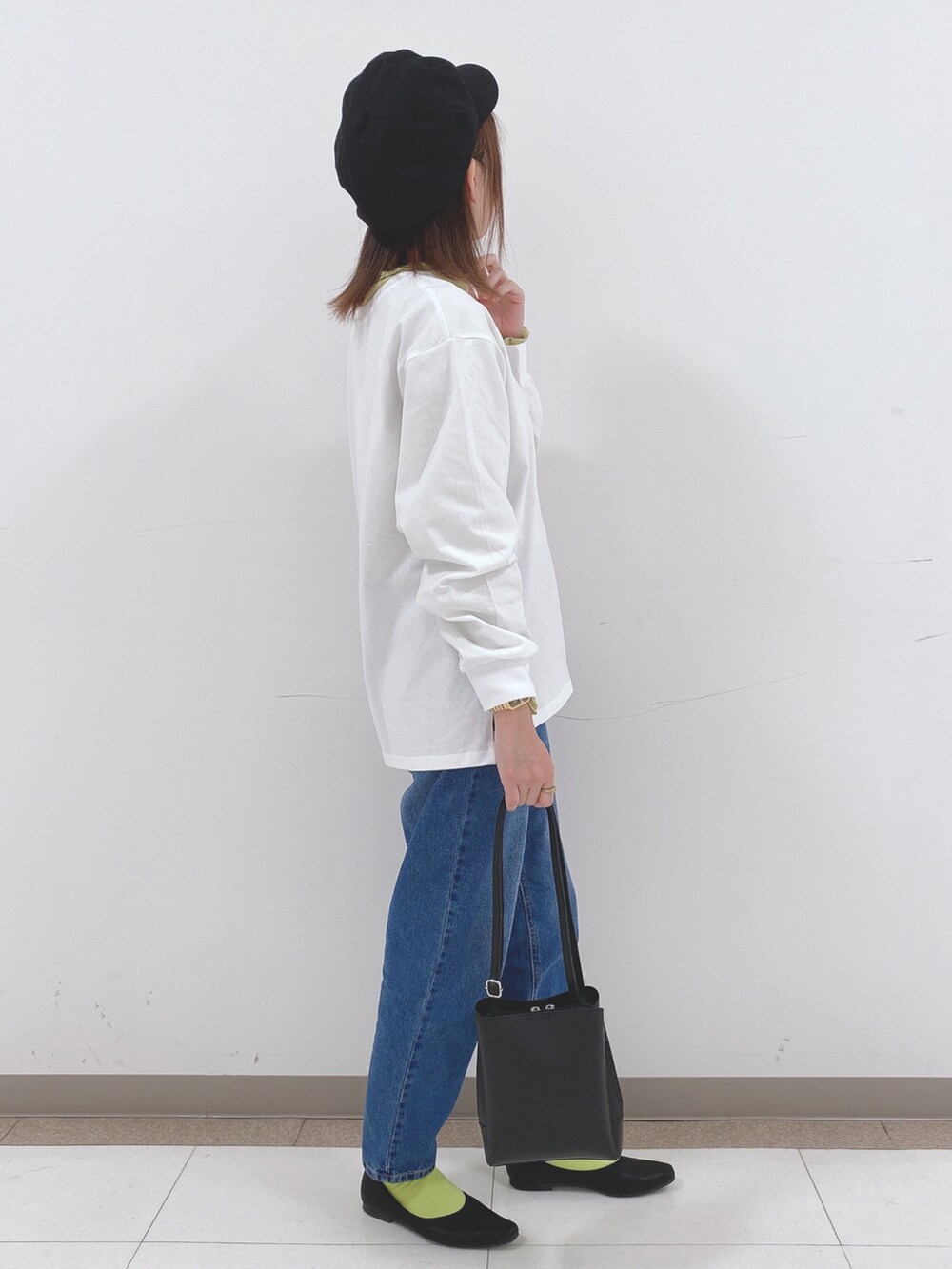 ホワイト系のTシャツ/カットソー、イエロー系のTシャツ/カットソー、ブルー系のデニムパンツを着用したレディースの春コーディネートの2枚目の写真