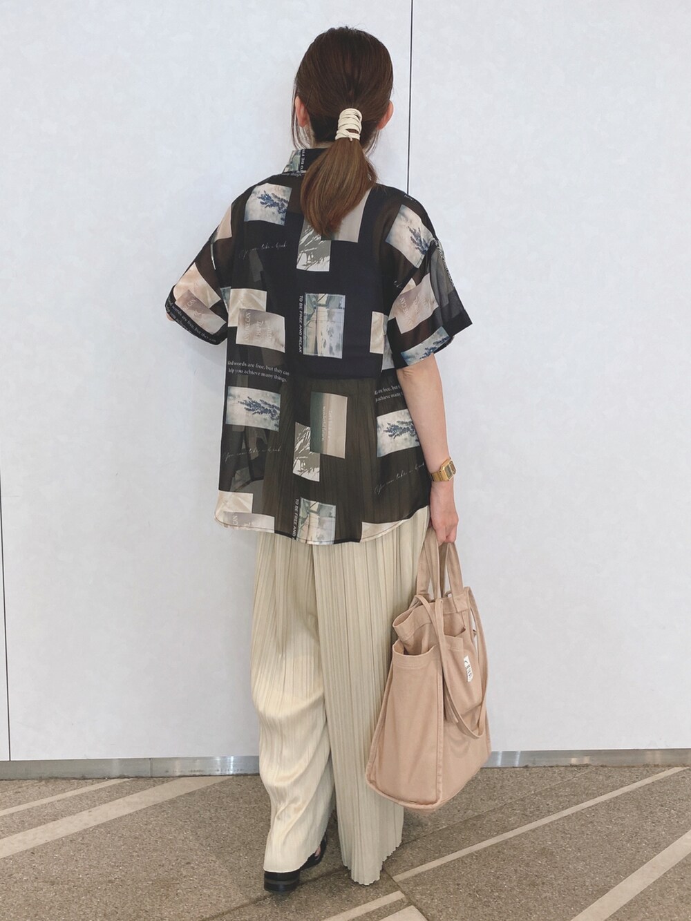 ブラック系のシャツ/ブラウス、ホワイト系のパンツ、ブラック系のシューズを着用したレディースの夏コーディネートの2枚目の写真