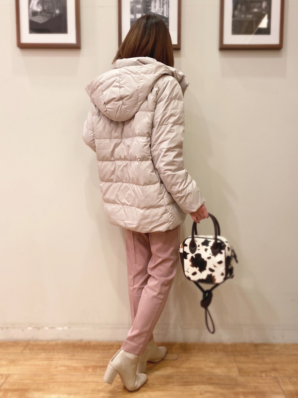 ピンク系のその他パンツ、ピンク系のニット/セーター、ブラウン系のショルダーバッグを着用したレディースの冬コーディネートの4枚目の写真