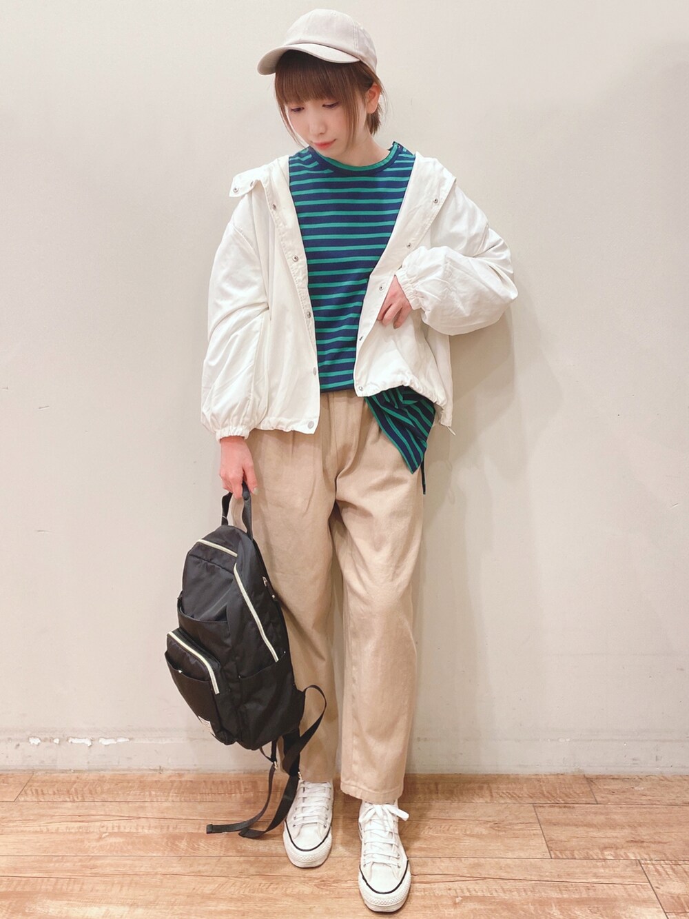 ブルー系のTシャツ/カットソー、ホワイト系のブルゾン、ベージュ系のその他パンツを着用したレディースの春コーディネートの3枚目の写真