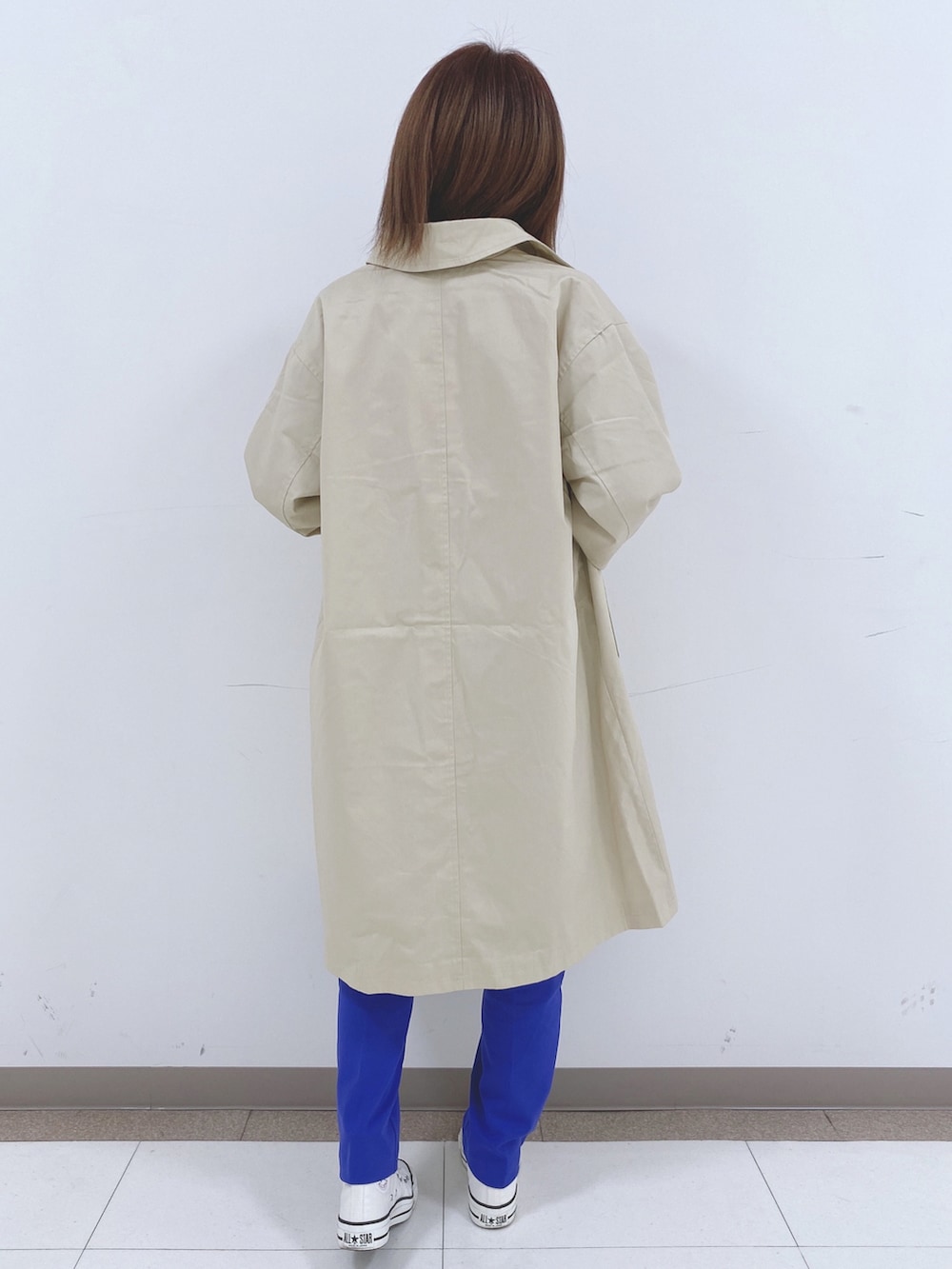 ピンク系のTシャツ/カットソー、ブルー系のその他パンツ、ベージュ系のステンカラーコートを着用したレディースの春コーディネートの3枚目の写真