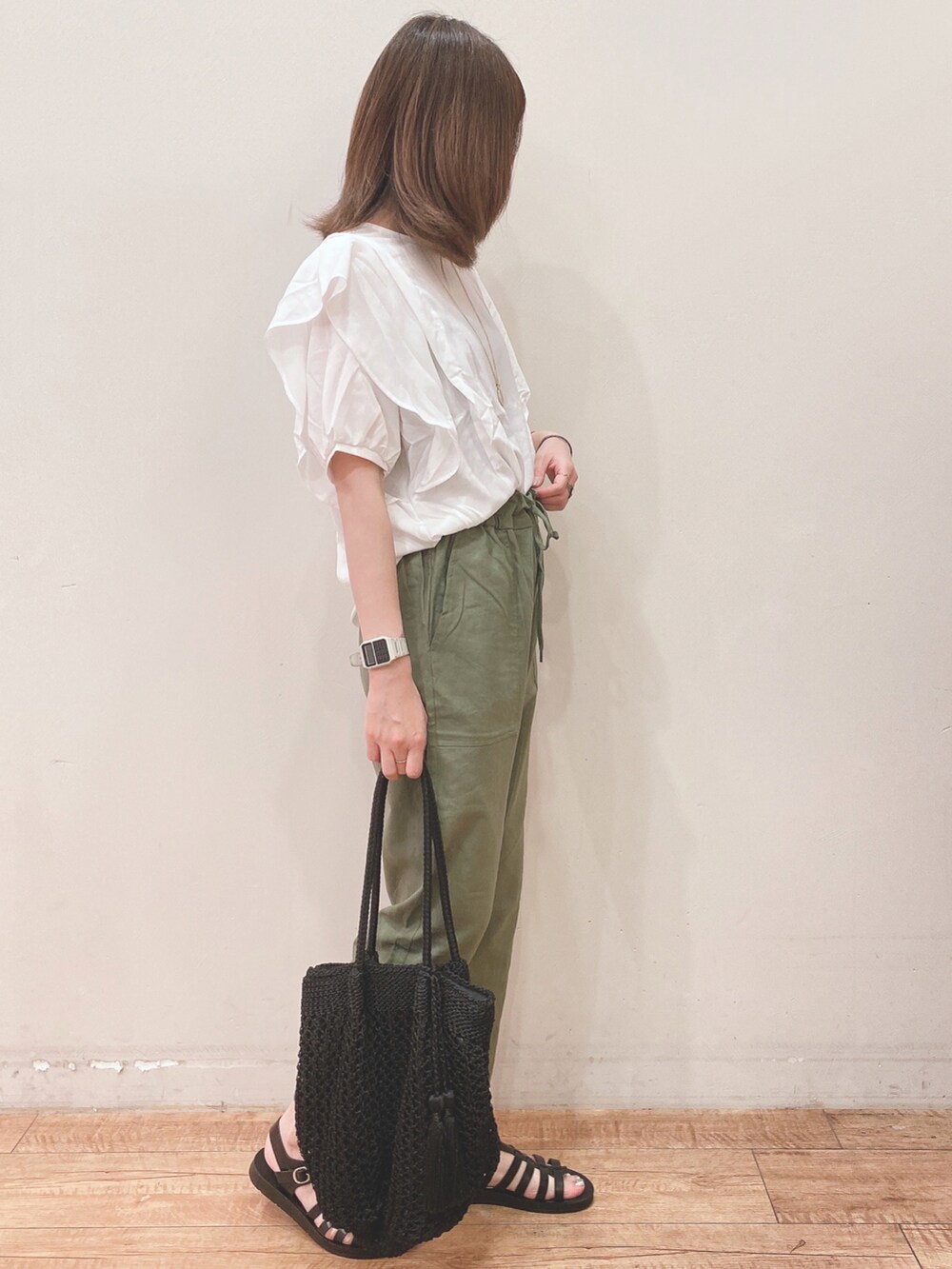 ホワイト系のシャツ/ブラウス、グリーン系のその他パンツ、ブラック系のサンダルを着用したレディースの春コーディネートの2枚目の写真