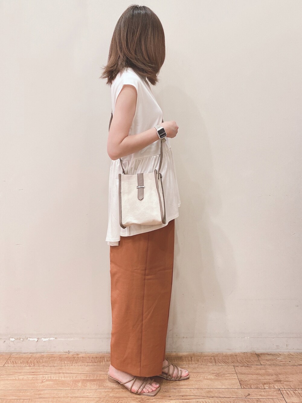 ホワイト系のTシャツ/カットソー、オレンジ系のその他パンツ、ベージュ系のサンダルを着用したレディースの春コーディネートの2枚目の写真