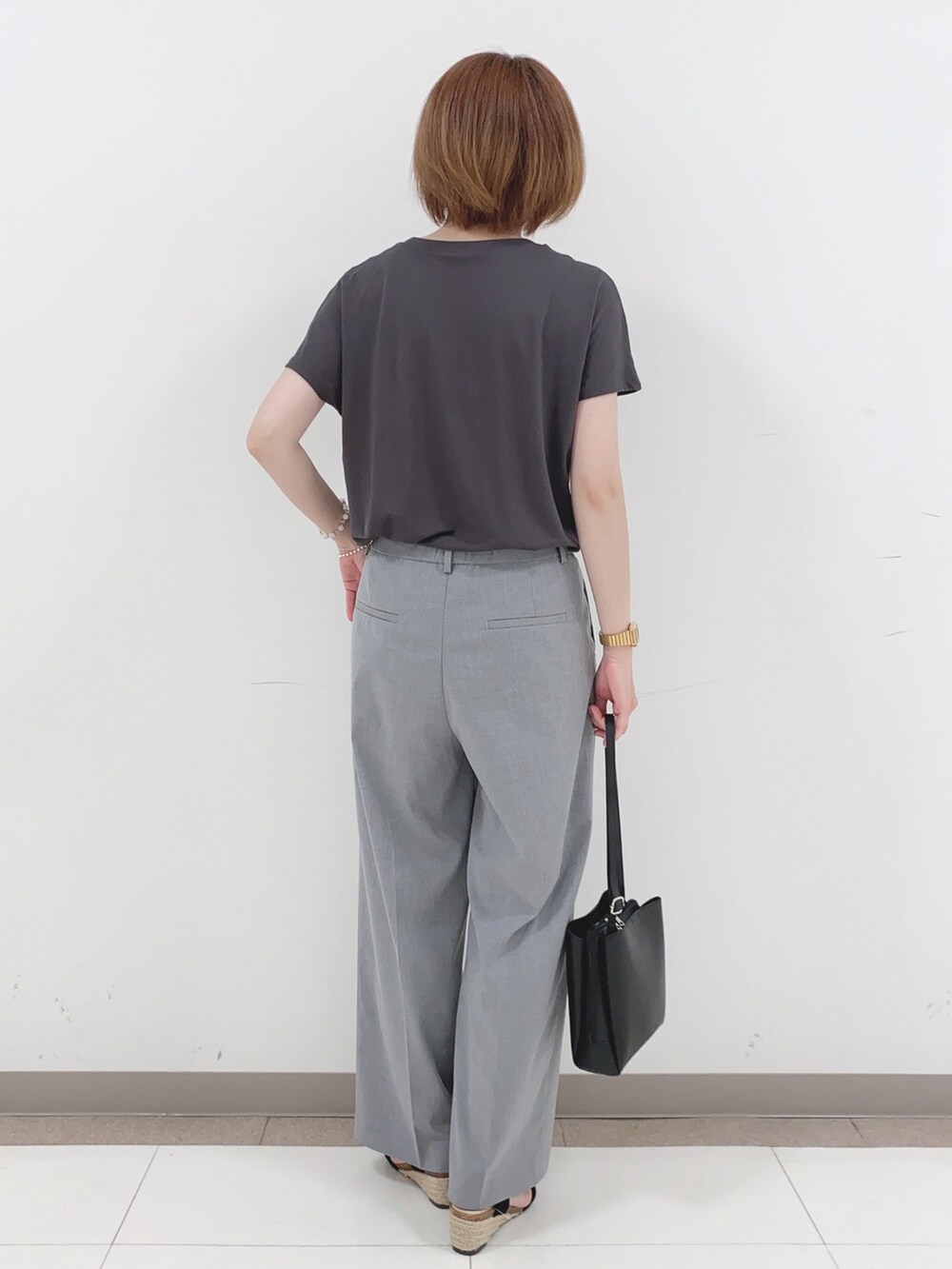 グレー系のTシャツ/カットソー、グレー系のその他パンツ、ブラック系のサンダルを着用したレディースの夏コーディネートの3枚目の写真