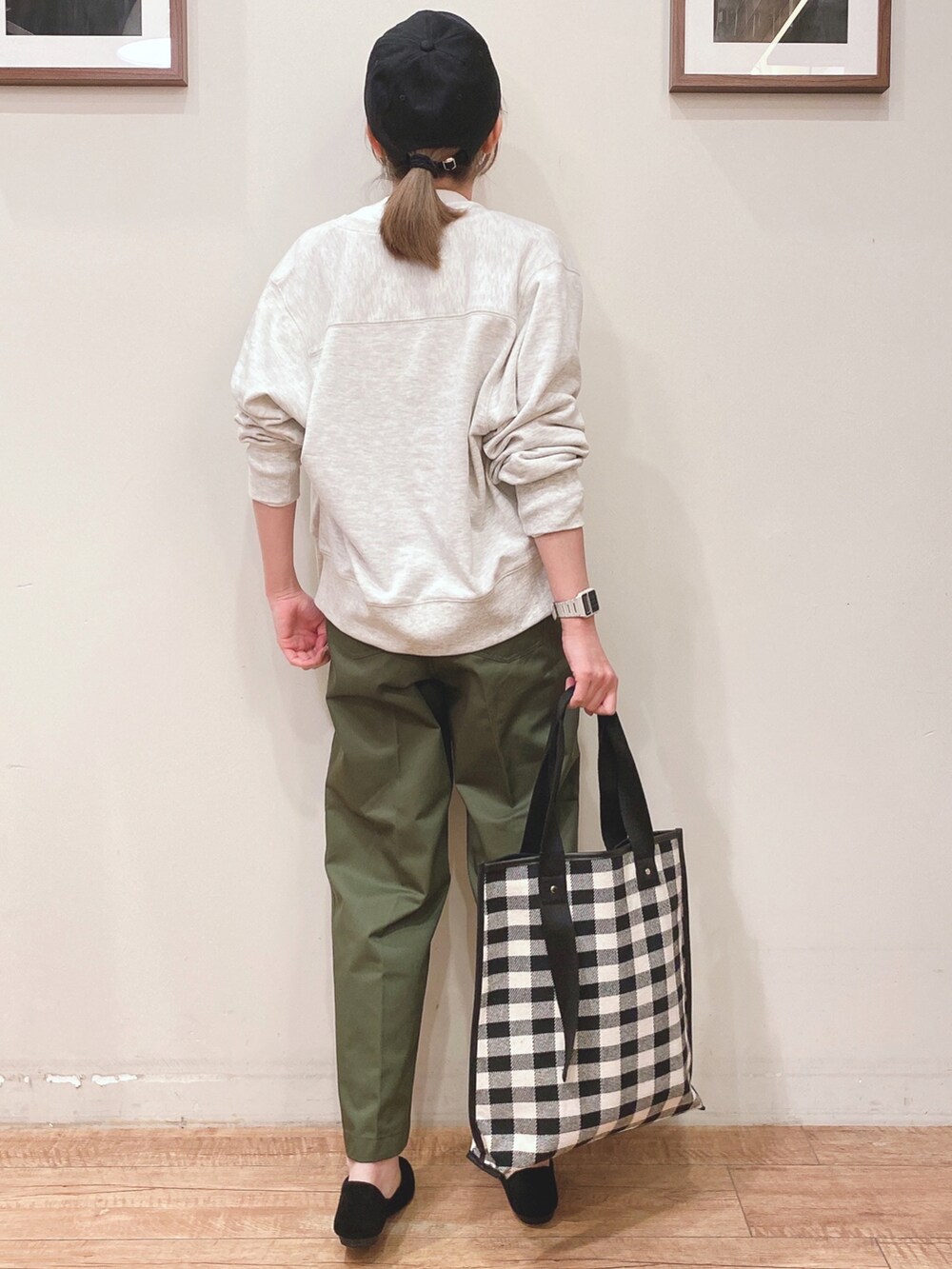 ホワイト系のTシャツ/カットソー、グレー系のカーディガン/ボレロ、グリーン系のその他パンツを着用したレディースの春コーディネートの3枚目の写真