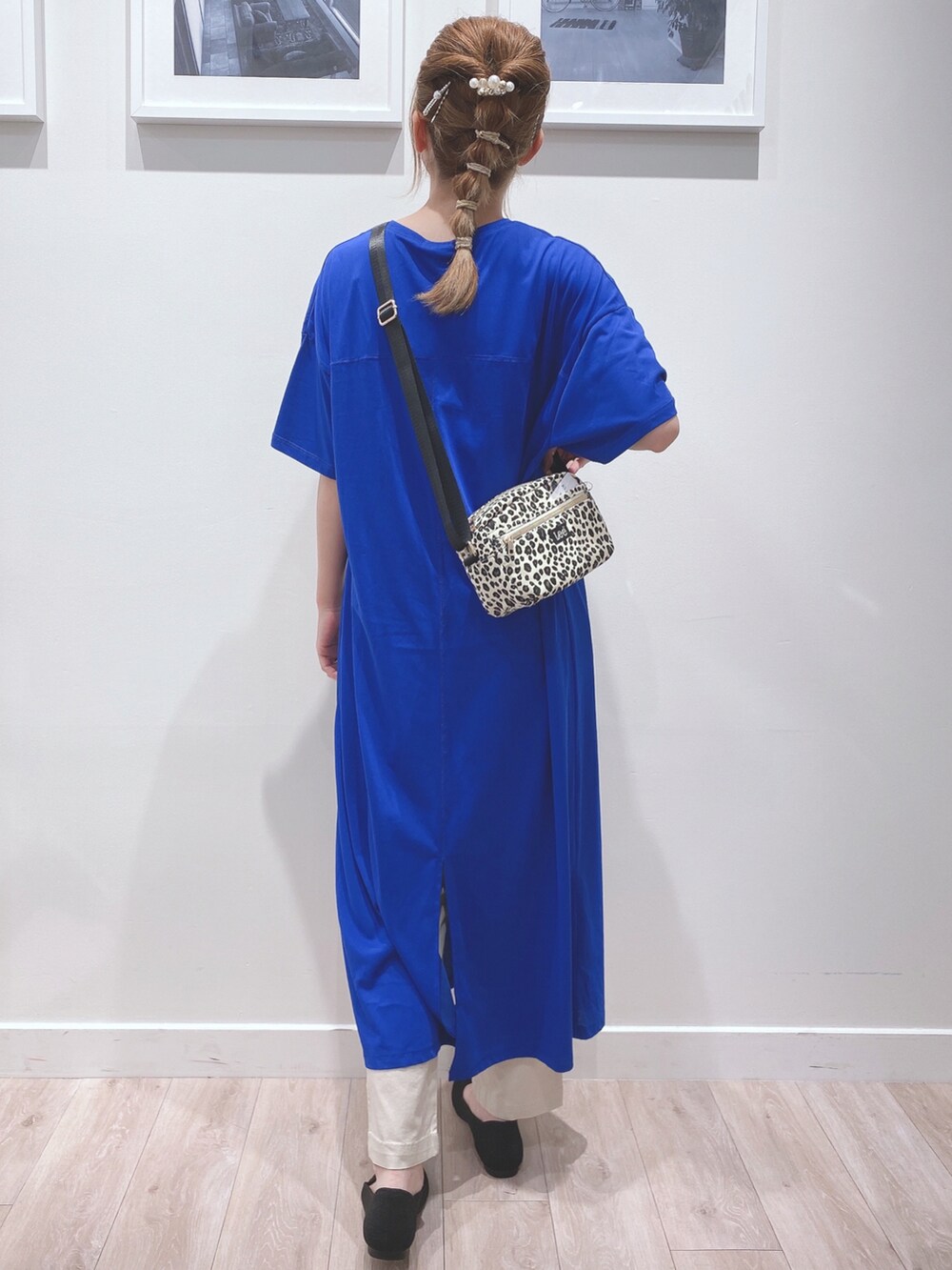 ブルー系のワンピース、ホワイト系のその他パンツ、ブラック系のパンプスを着用したレディースの夏コーディネートの3枚目の写真