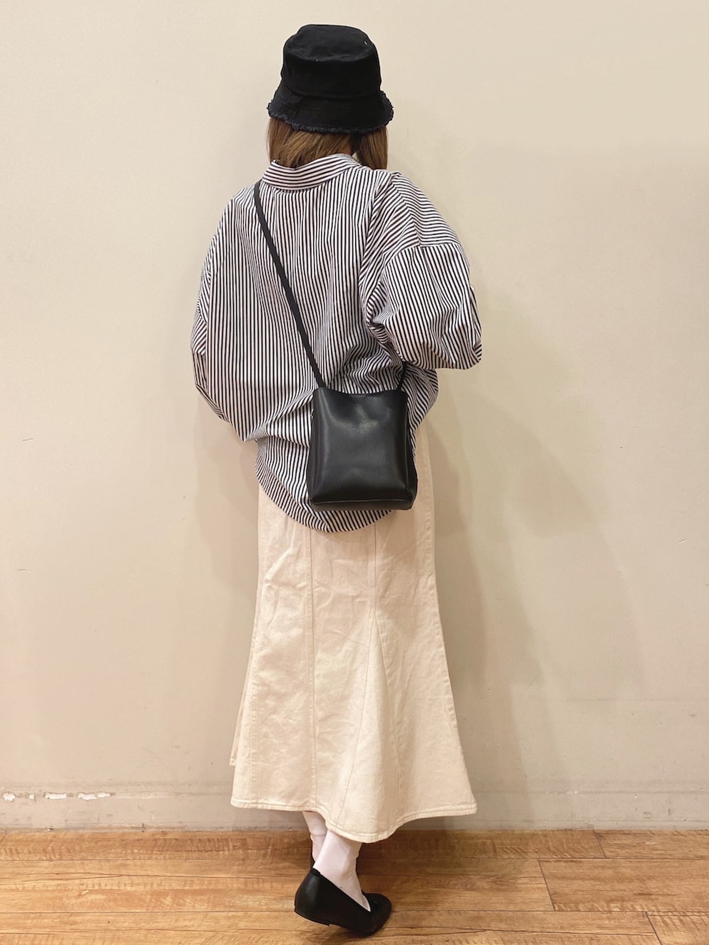 「春服みてみて、シンプル、春コーデ、大人かわいい、シャツスタイル、ストライプ、オーバーサイズ、ビッグシルエット、マーメイドスカート、スカート、プチプラコーデ、バケットハット、ショルダーバッグ、バレエシューズ、シューラルー」|「DRESKIPのフリンジバケットハット(ハット、ブラック系)」を使った、RA★SEさん(レディース・162cm)の春コーディネートの3枚目の写真