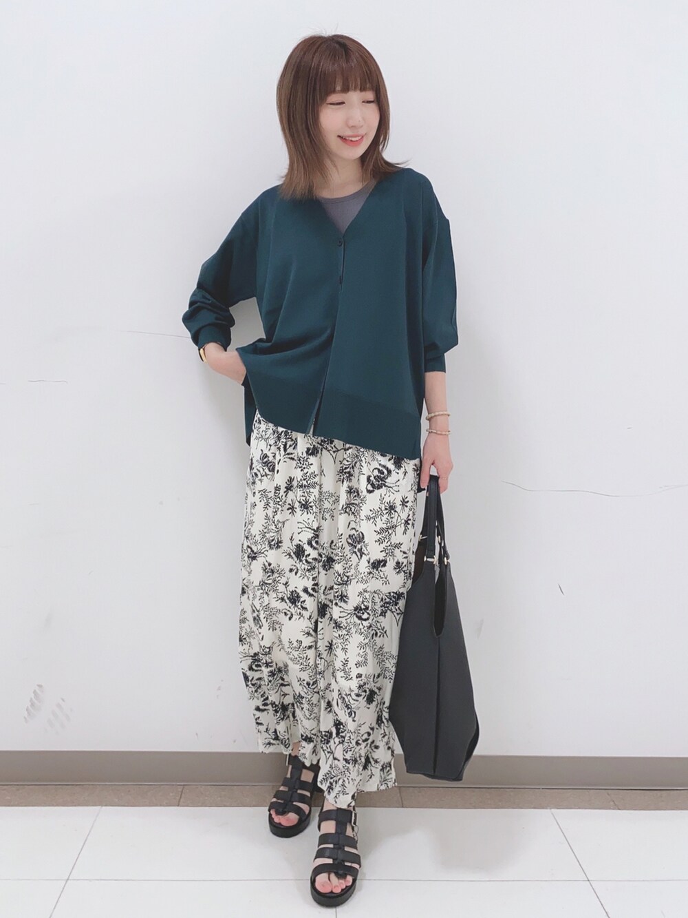 グリーン系のカーディガン/ボレロ、グレー系のタンクトップ、ベージュ系のその他パンツを着用したレディースの春コーディネートの4枚目の写真