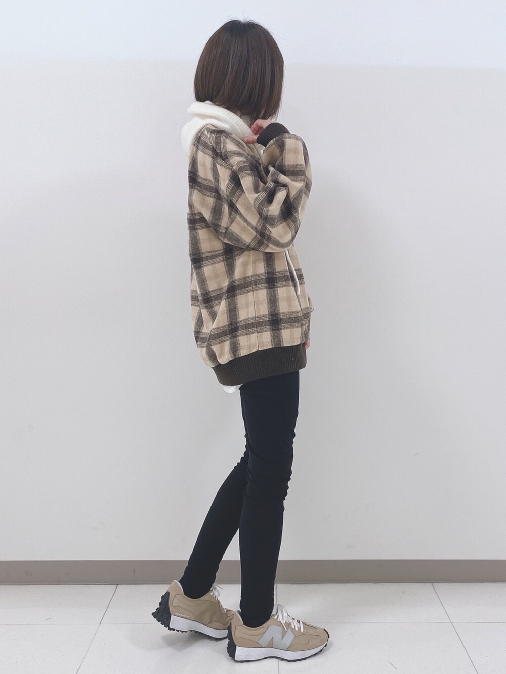 ブラウン系のTシャツ/カットソー、ブラック系のその他パンツ、ホワイト系のTシャツ/カットソーを着用したレディースの冬コーディネートの2枚目の写真