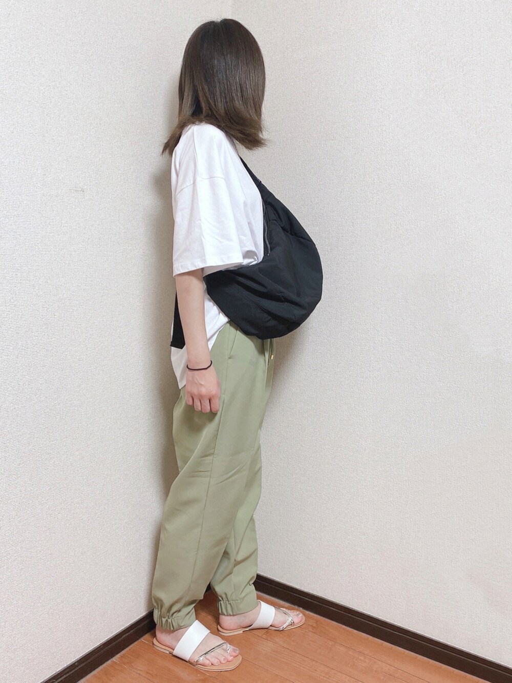 ホワイト系のTシャツ/カットソー、グリーン系のその他パンツ、ベージュ系のサンダルを着用したレディースの夏コーディネートの2枚目の写真