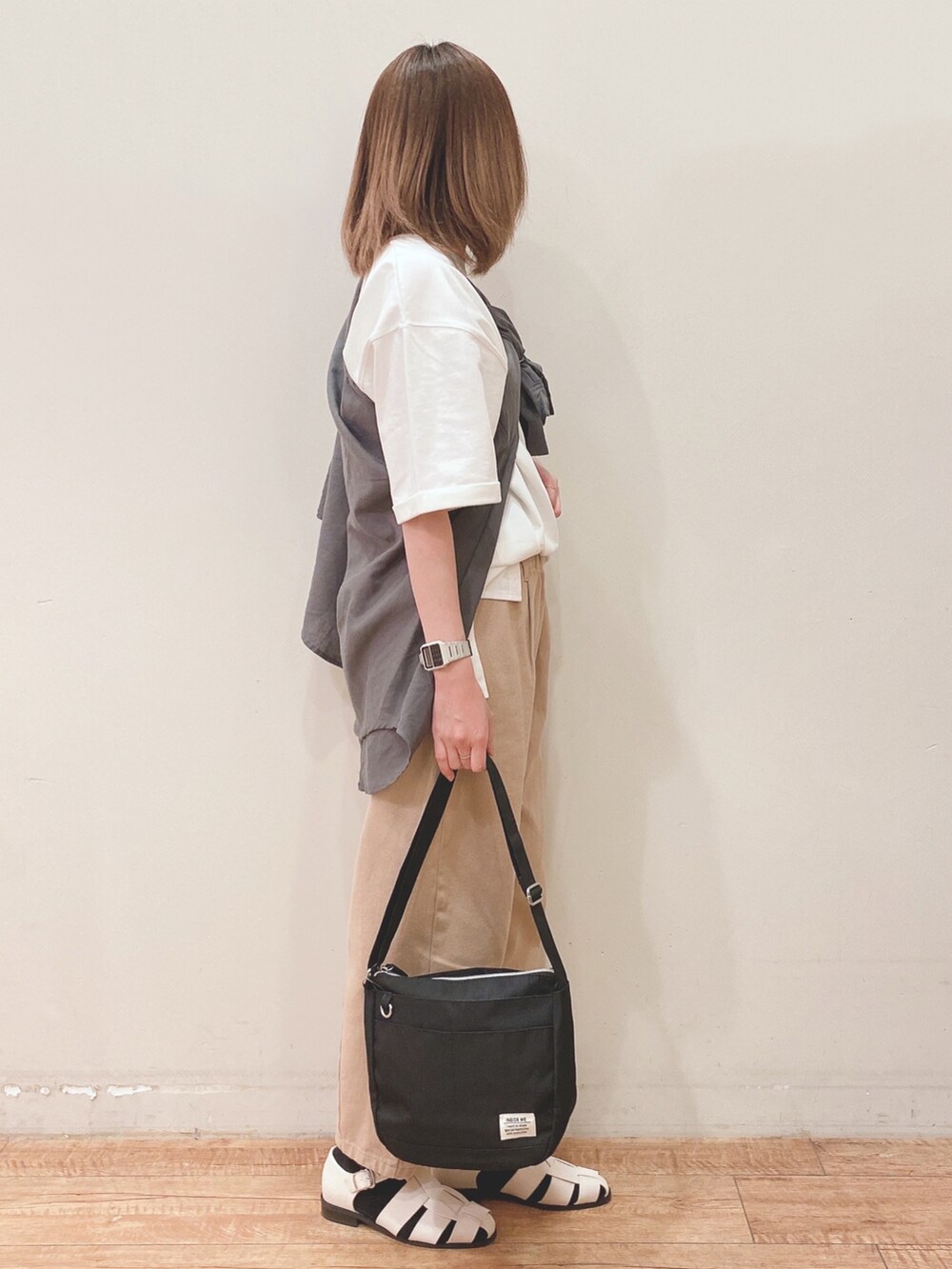 ホワイト系のTシャツ/カットソー、ベージュ系のその他パンツ、ホワイト系のシューズを着用したレディースの春コーディネートの2枚目の写真