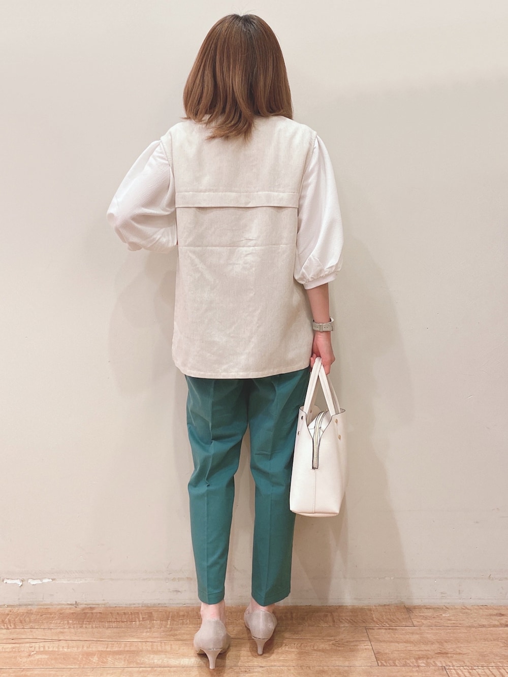 ベージュ系のベスト、ホワイト系のTシャツ/カットソー、グリーン系のその他パンツを着用したレディースの春コーディネートの3枚目の写真