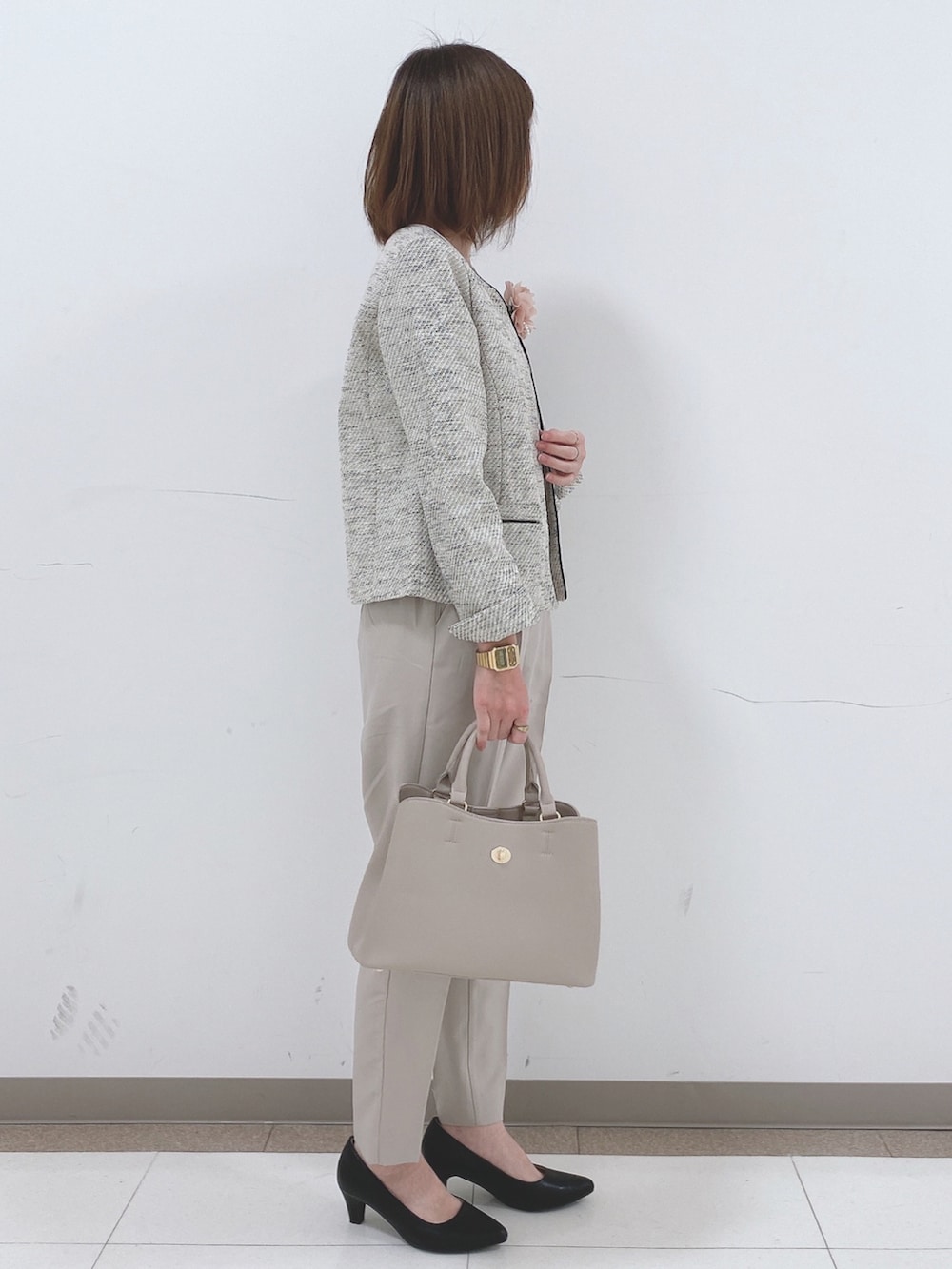 グレー系のノーカラージャケット、ホワイト系のシャツ/ブラウス、ベージュ系のその他パンツを着用したレディースの冬コーディネートの2枚目の写真