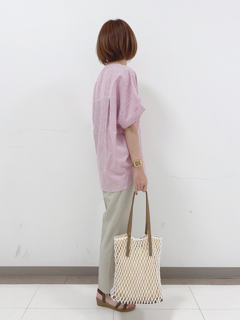 ピンク系のシャツ/ブラウス、ベージュ系のその他パンツ、ベージュ系のサンダルを着用したレディースの夏コーディネートの2枚目の写真